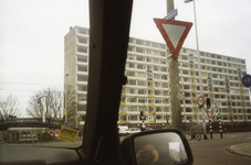 108619 Gezicht op een flatgebouw aan de Beneluxlaan te Utrecht, vanuit een auto op de hoek met de Struyckenlaan.N.B. De ...